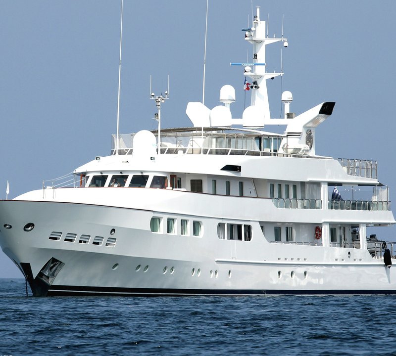 who owns magna grecia yacht